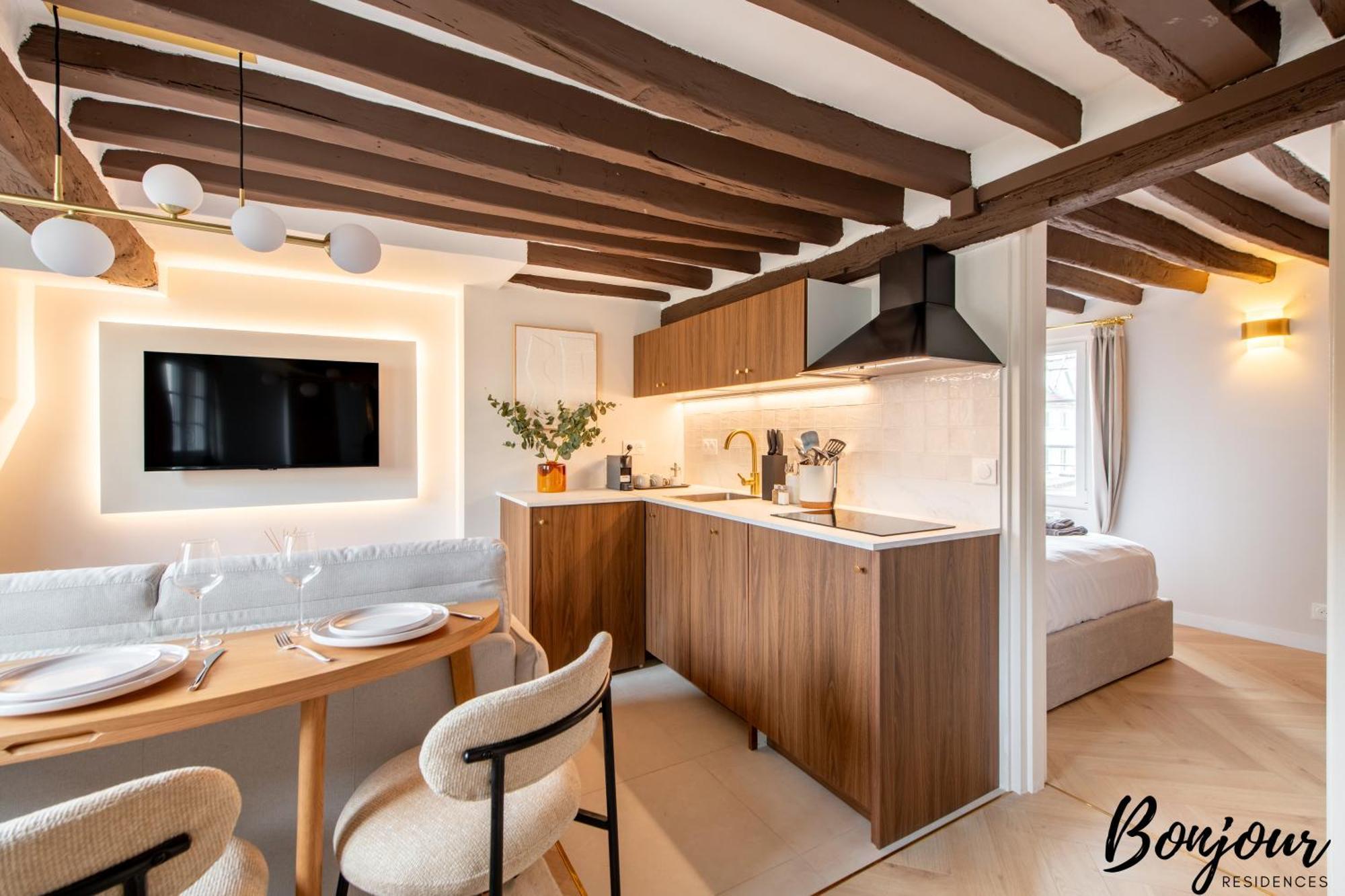 Super Central - Marais Designer One-Bedroom - Free Parking Apartment