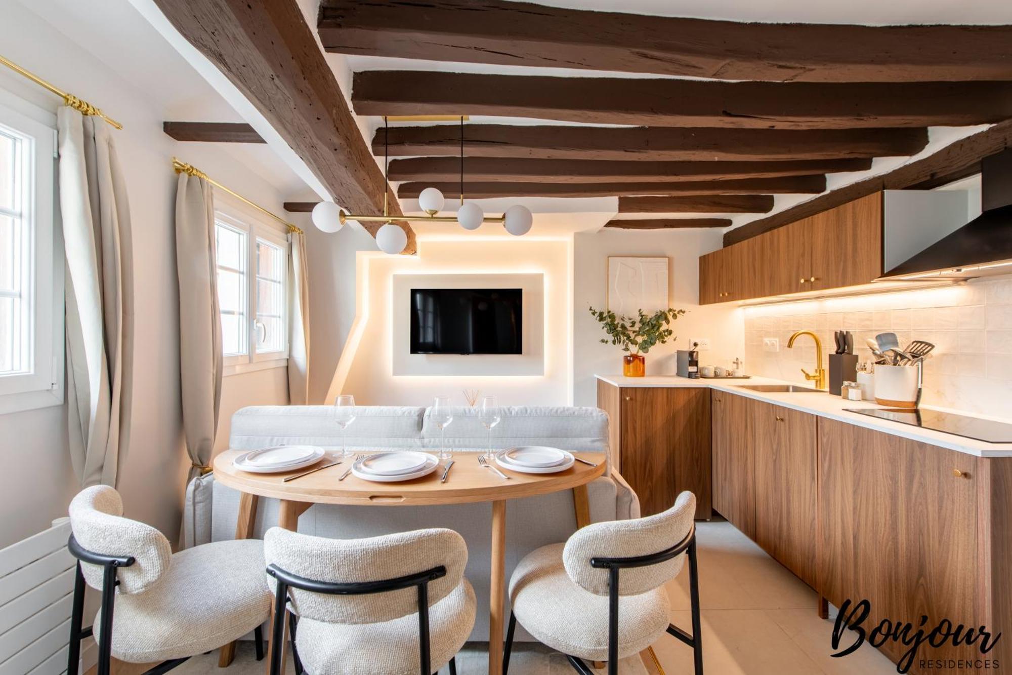 Super Central - Marais Designer One-Bedroom - Free Parking Apartment *
