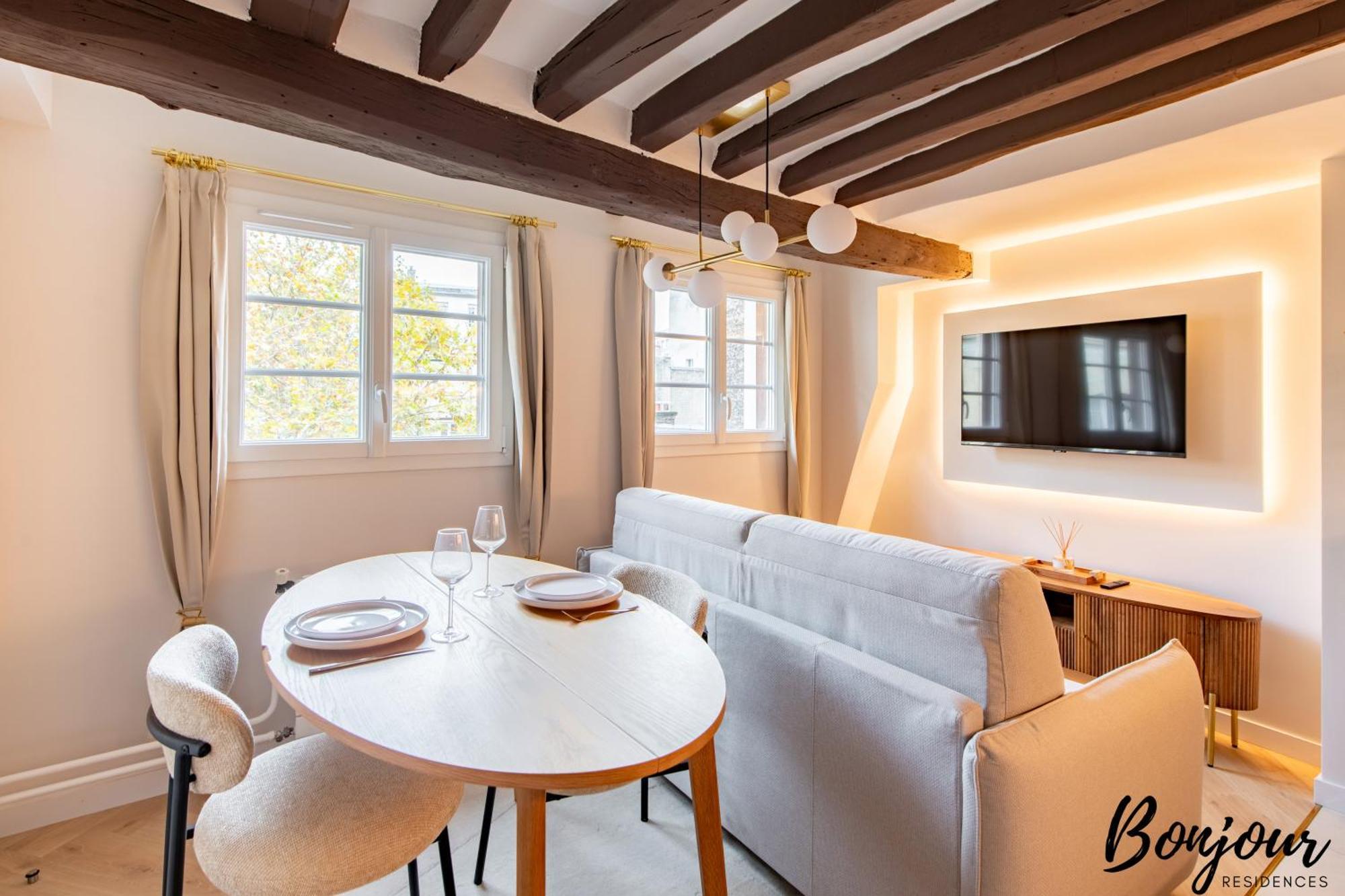 Super Central - Marais Designer One-Bedroom - Free Parking Apartment