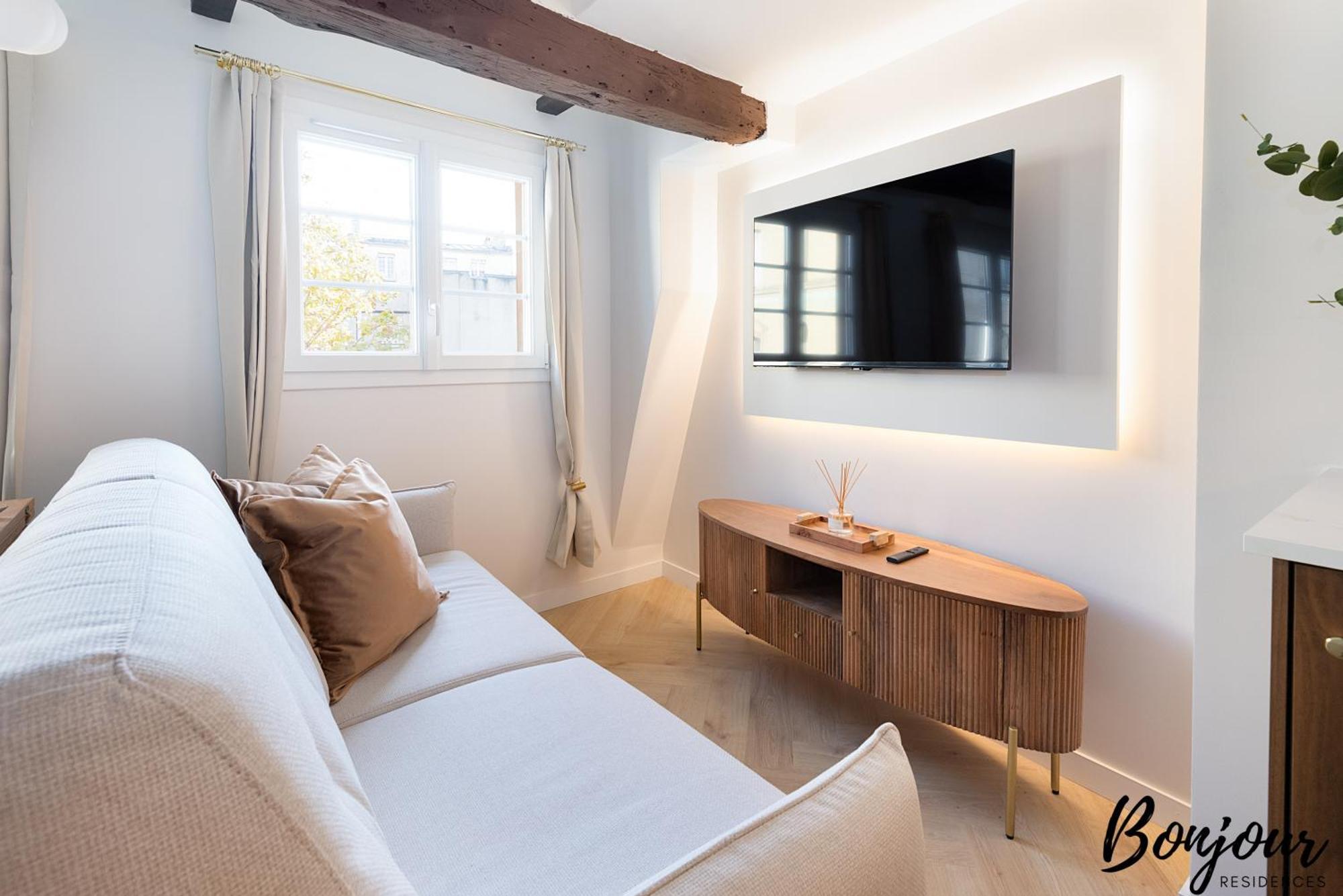 Super Central - Marais Designer One-Bedroom - Free Parking Apartment *