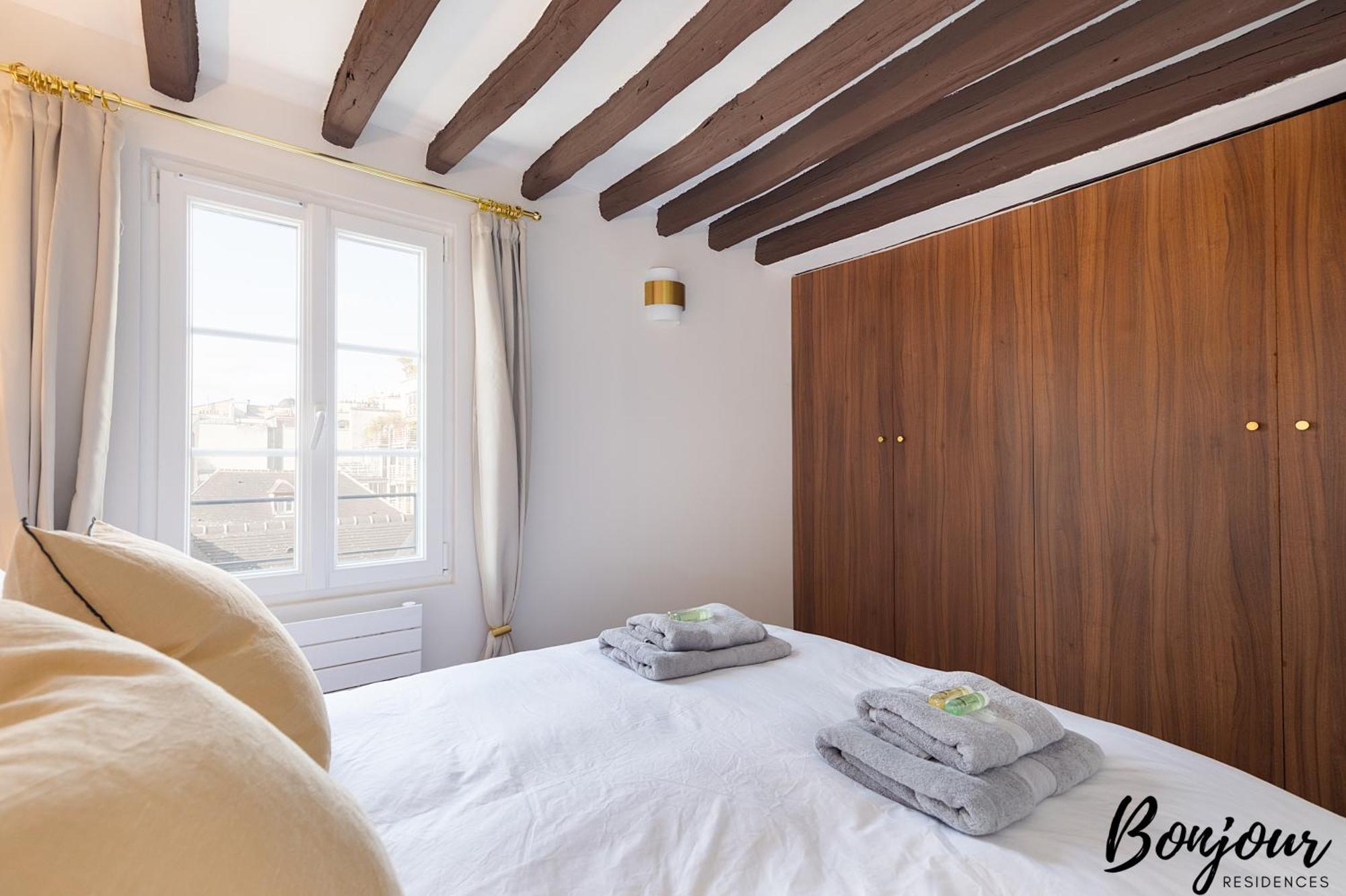Super Central - Marais Designer One-Bedroom - Free Parking Apartment