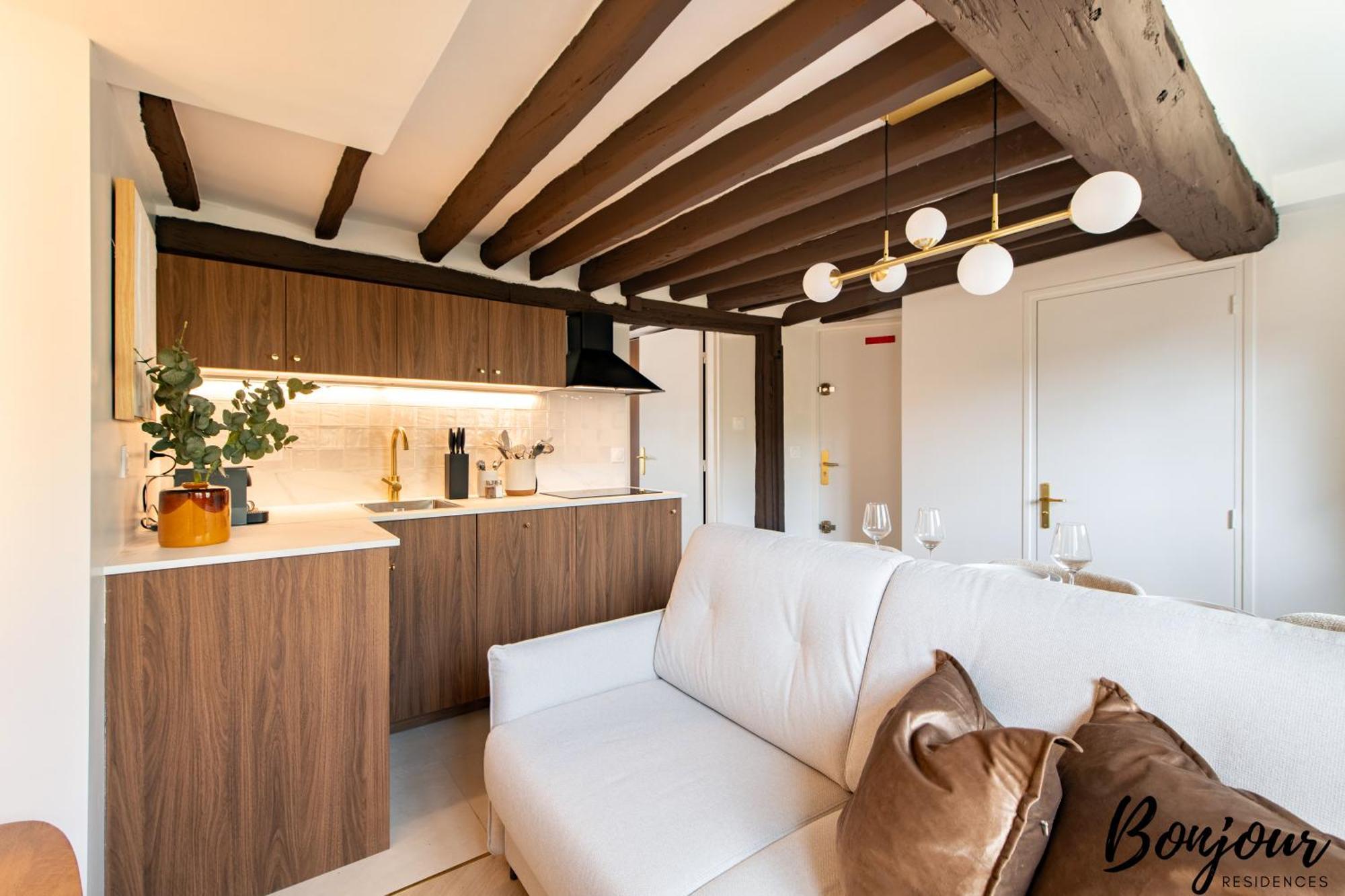 Super Central - Marais Designer One-Bedroom - Free Parking Apartment *