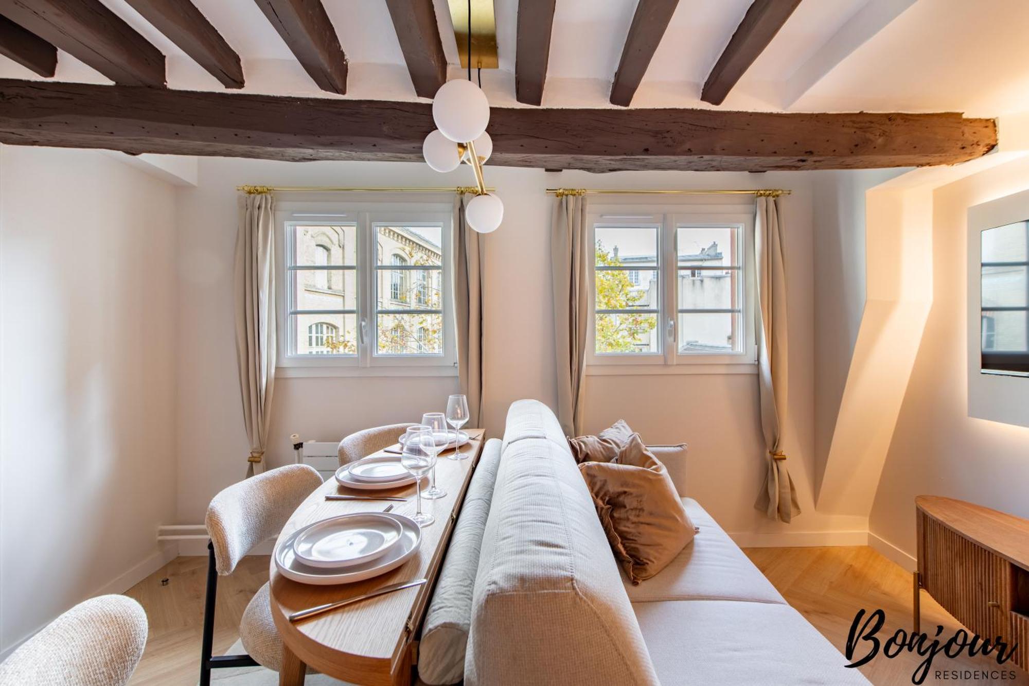 Super Central - Marais Designer One-Bedroom - Free Parking Apartment *