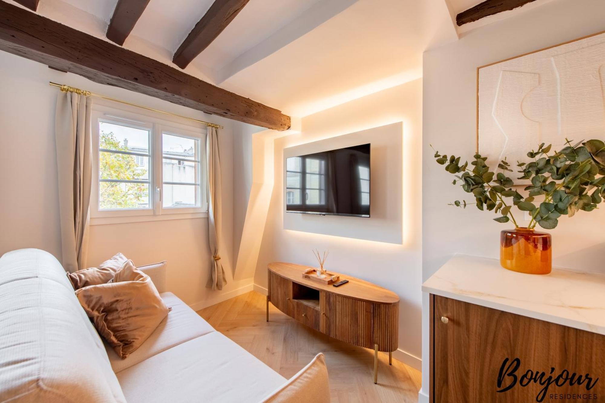 Super Central - Marais Designer One-Bedroom - Free Parking Apartment *